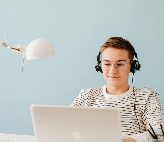 Jak zarabiać zdalnie? Te kursy pomogą Ci zdobyć pracę online