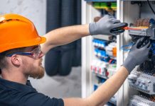 ile zarabia elektryk w polsce