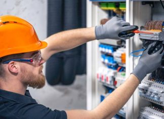 ile zarabia elektryk w polsce
